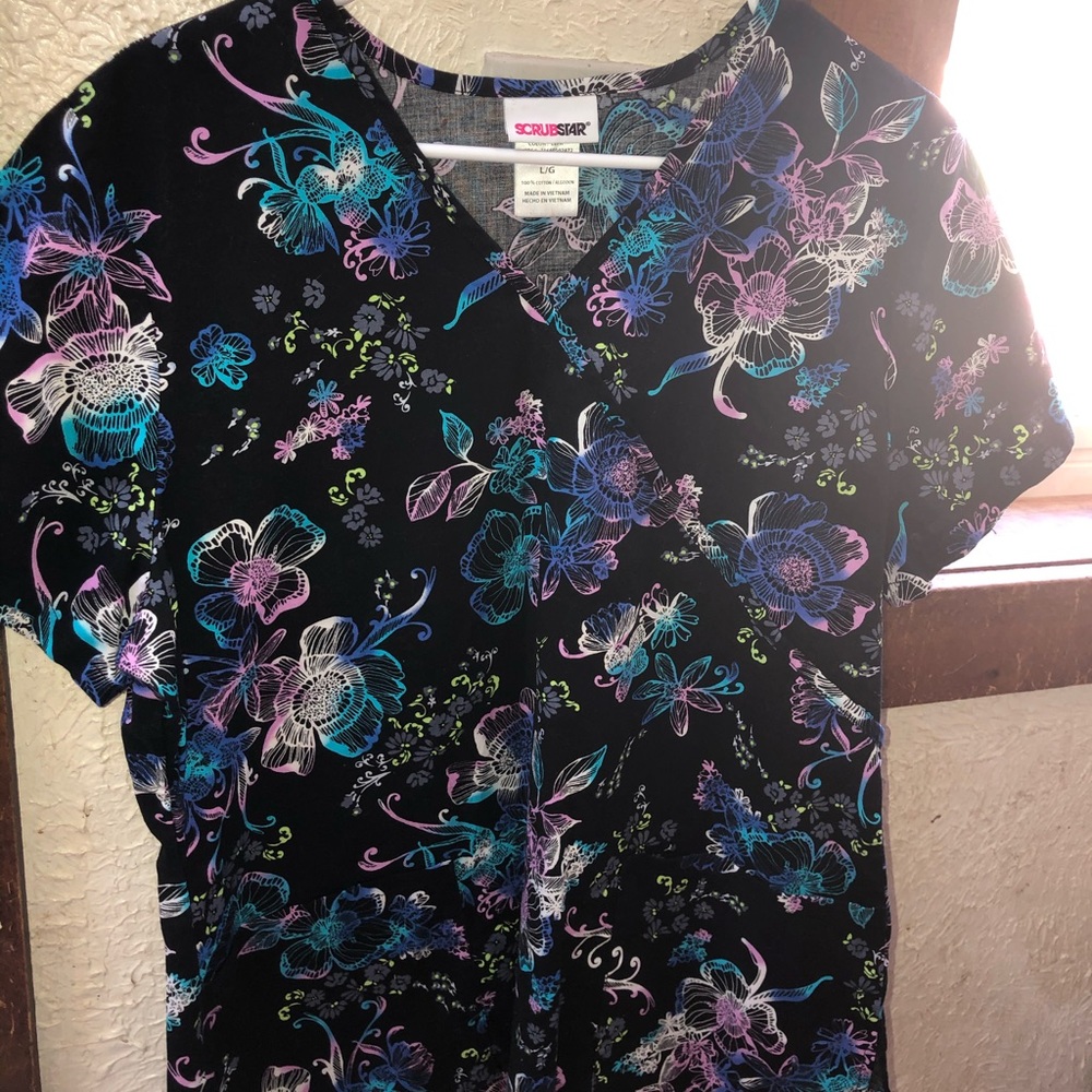 Scrub star floral top size medium
